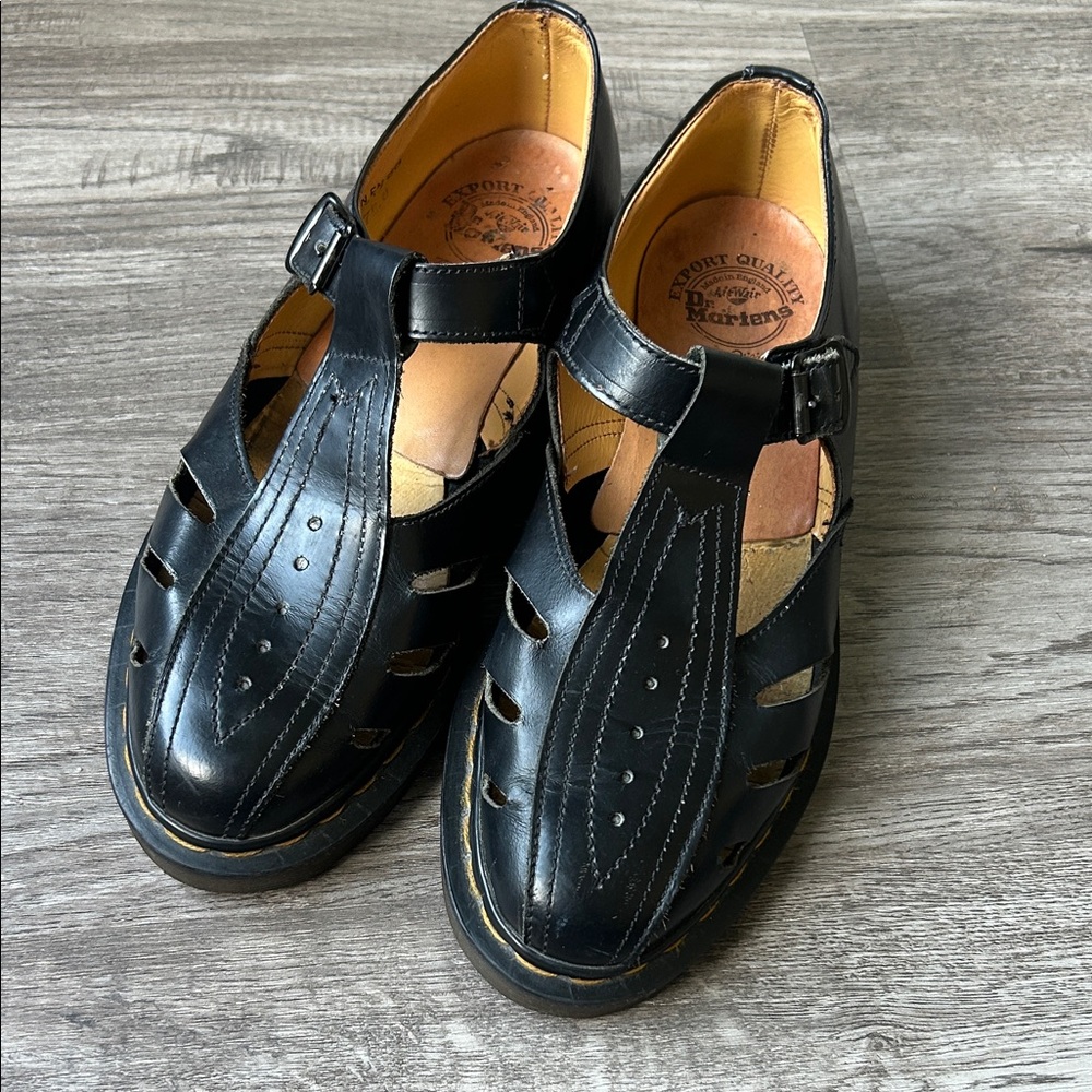 Vintage Dr. Martens men’s Black Leather closed toed style sandal